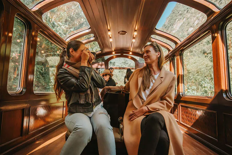 음악과 전망을 감상할 수 있는 비스타돔 전망대 마추픽추행 열차